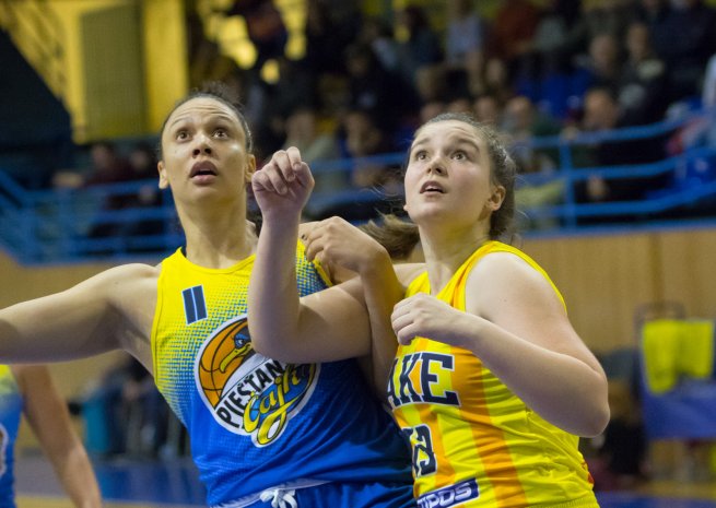 YOUNG ANGELS Košice vs. Piešťanské Čajky, Vanda Mária Kristlová (13) vs. Danielle Hamilton-Carter (11) (Foto: Jäzva)