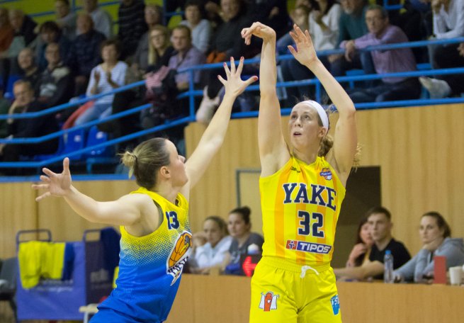 YOUNG ANGELS Košice vs. Piešťanské Čajky, Allison Marie Le Claire (32) vs. Dominika Deptová (13) (Foto: Jäzva)