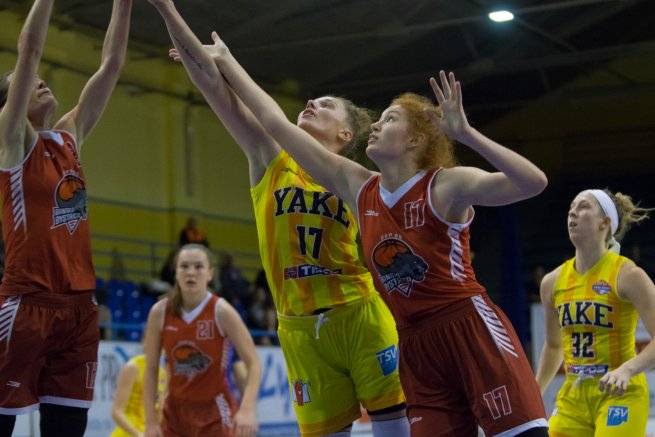 YOUNG ANGELS Košice vs. BK ŠKP 08 Banská Bystrica, Vanda Kozáková (17) vs. Lucia Žilinská (17) (Foto: Jäzva)