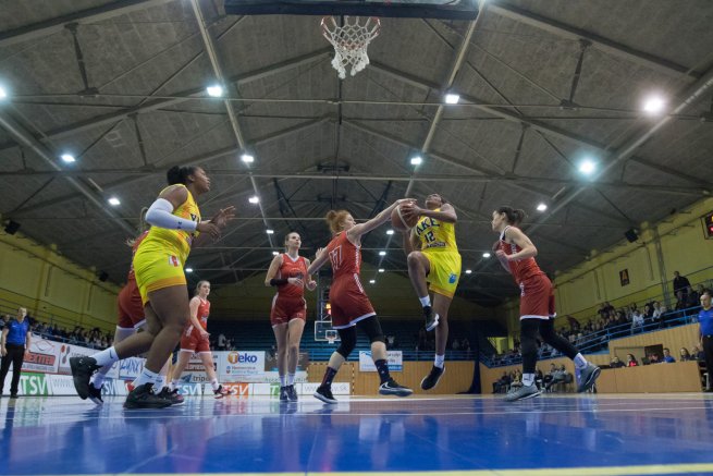 YOUNG ANGELS Košice vs. BK ŠKP 08 Banská Bystrica, Channon Tiara Fluker (33) a Bria Goss (12) (Foto: Jäzva)