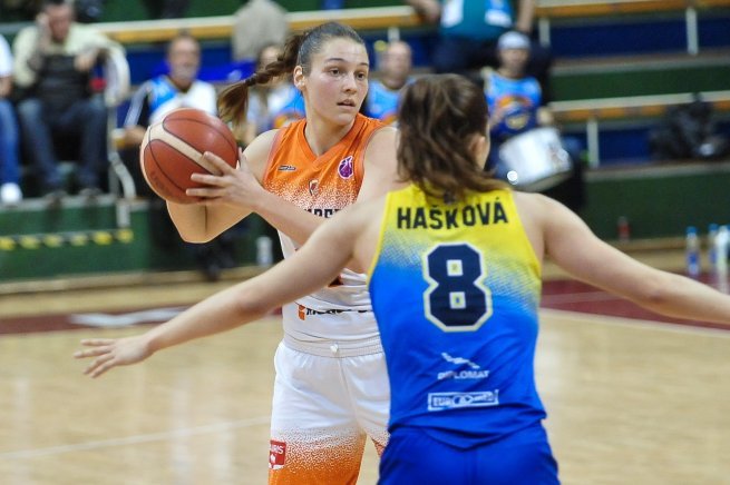 MBK Ružomberok vs. Piešťanské Čajky, Michaela Fekete (14) (Foto: Rudo Maškurica)