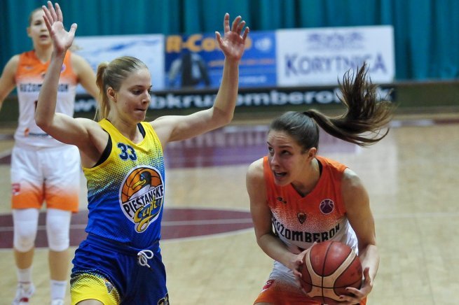 MBK Ružomberok vs. Piešťanské Čajky, Teodora Turudič (9) vs. Terézia Páleníková (33) (Foto: Rudo Maškurica)