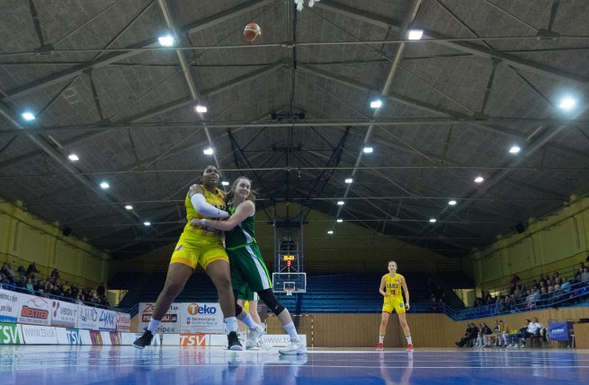 YOUNG ANGELS Košice vs. ŠBK Šamorín, Channon Tiara Fluker (33) vs. Simona Marcová (4) (Foto: Jäzva)