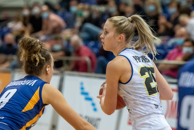Piešťanské Čajky vs. YOUNG ANGELS Košice, Veera Pirttinen (25) (Foto: Laco Duračka)