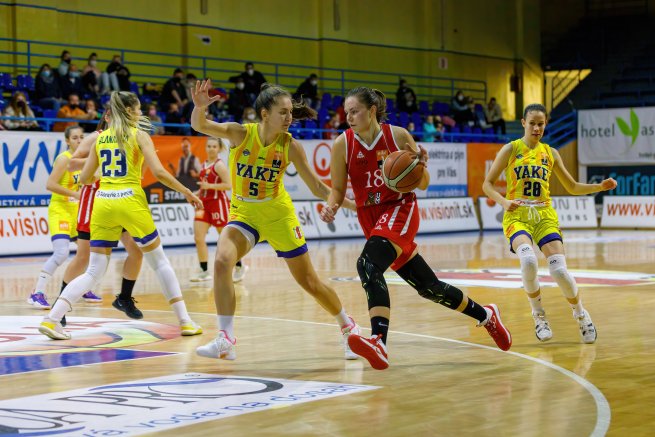 YOUNG ANGELS Košice vs. BK ŠK UMB Banská Bystrica, Anna Kaliuzhna (18) (Foto: Marek Findrík)