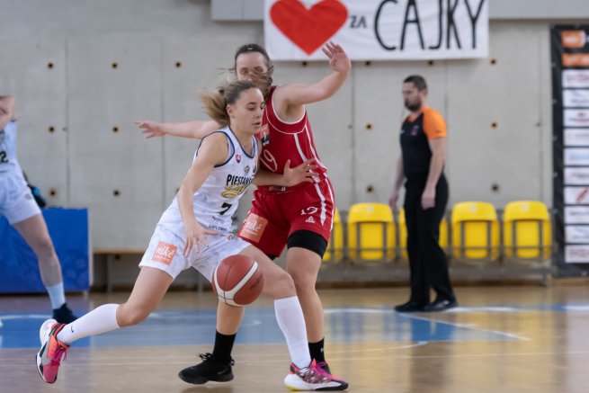 Piešťanské Čajky vs. BK ŠK UMB Banská Bystrica, Matea Tadič (7) (Foto: Laco Duračka)