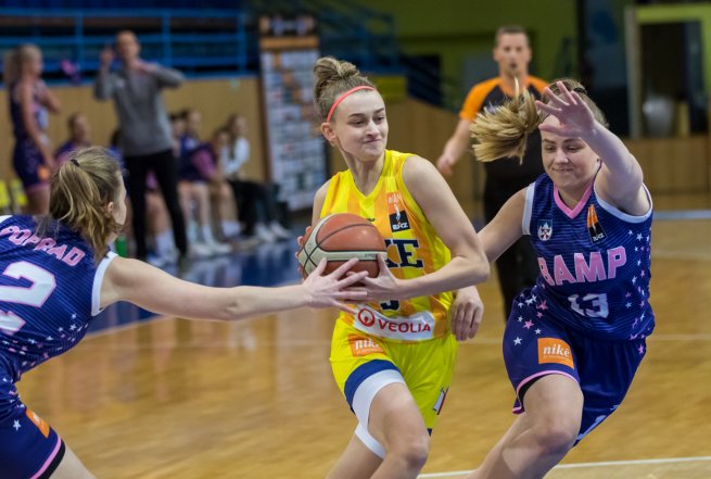 YOUNG ANGELS Košice vs. BAM Poprad, Ema Rodáková (9) (Foto: Jäzva)