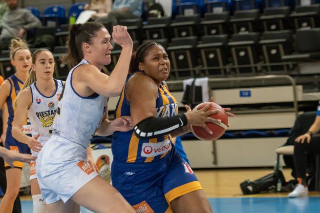 Piešťanské Čajky vs. YOUNG ANGELS Košice, Channon Fluker (33) (Foto: Laco Duračka)