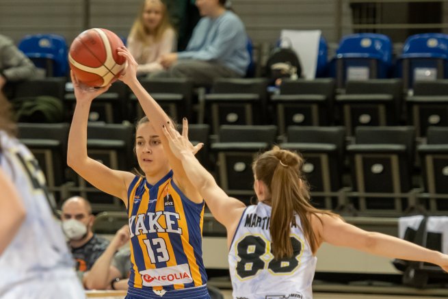 Piešťanské Čajky vs. YOUNG ANGELS Košice, Dominika Urbanová (13) (Foto: Laco Duračka)