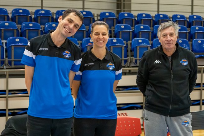 Piešťanské Čajky vs. YOUNG ANGELS Košice, Tréner Dvorščák, asistentka trénera Jalčová a masér Slatkovský (Foto: Laco Duračka)