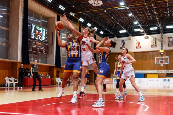BK ŠKP 08 Banská Bystrica vs. YOUNG ANGELS Košice, Nina Janštová (16) vs. Channon Fluker (33) (Foto: Ivan Golembiovský)