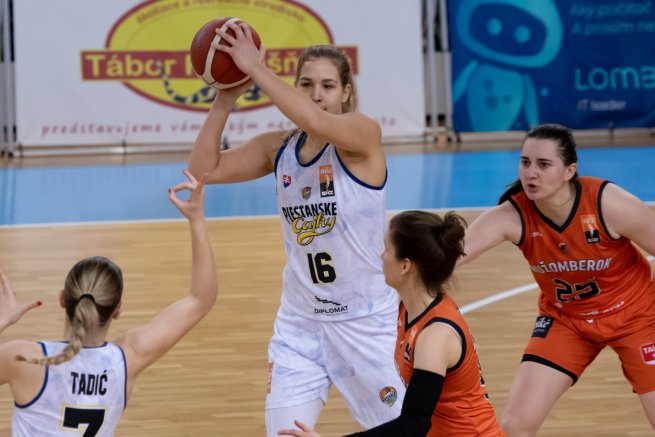 Piešťanské Čajky vs. MBK Ružomberok, Alica Moravčíková (16) (Foto: Laco Duračka)