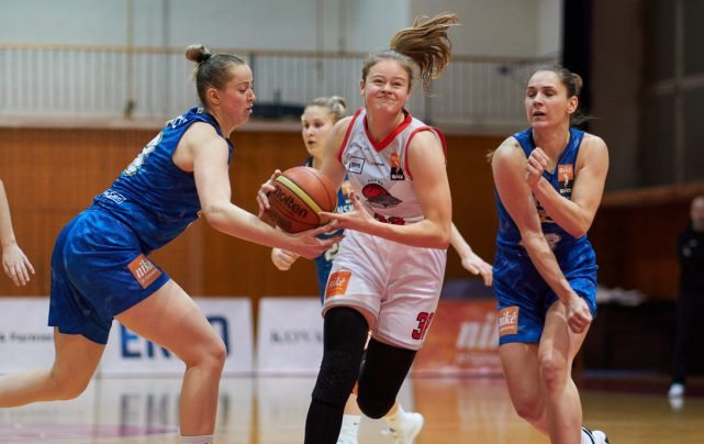 BK ŠKP 08 Banská Bystrica vs. Piešťanské Čajky, Dominika Kollárová (32) (Foto: Ivan Golembiovský)