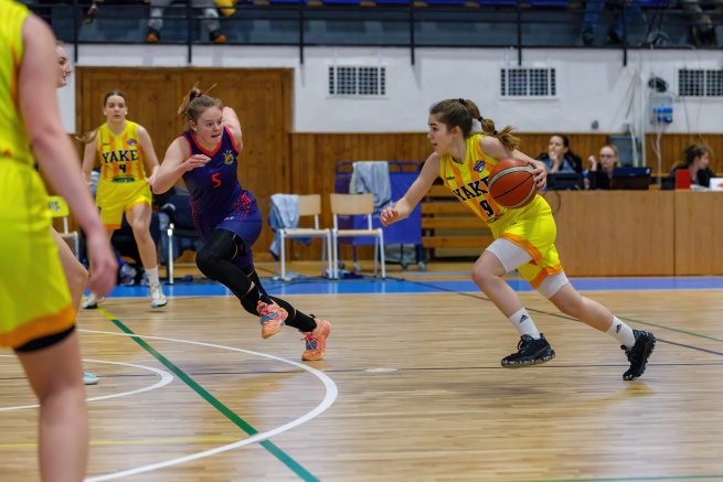 YOUNG ANGELS U19 Košice vs. BK ŠKP 08 U19 Banská Bystrica, Nina Majorošová (9) vs. Dominika Kollárová (5) (Foto: Marek Findrík)