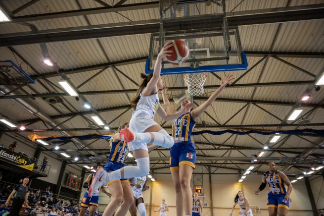 Piešťanské Čajky vs. YOUNG ANGELS Košice, Natália Martišková (88) (Foto: Laco Duračka)