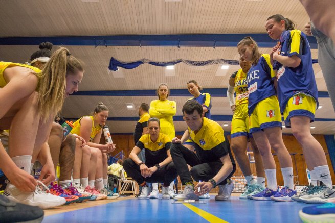 YOUNG ANGELS Košice vs. Piešťanské Čajky, asistentka trénera Jalčová a tréner Dvorščák (Foto: Jäzva)