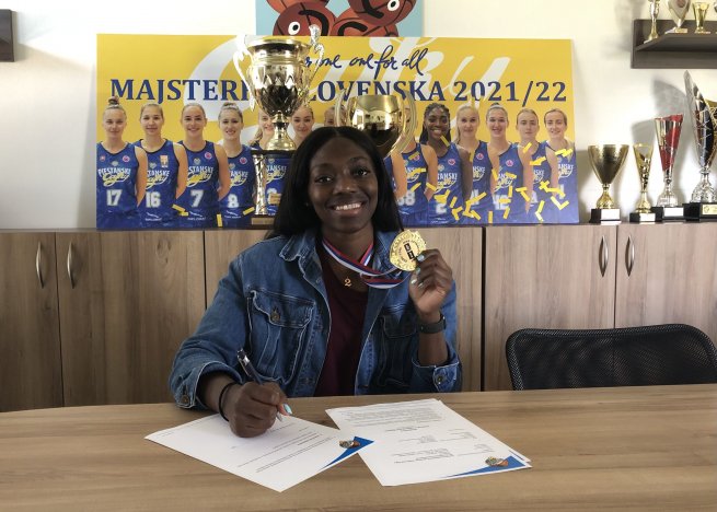 Ke´Shunan James, podpis noivej zmluvy (Foto: piestanskecajky.sk)
