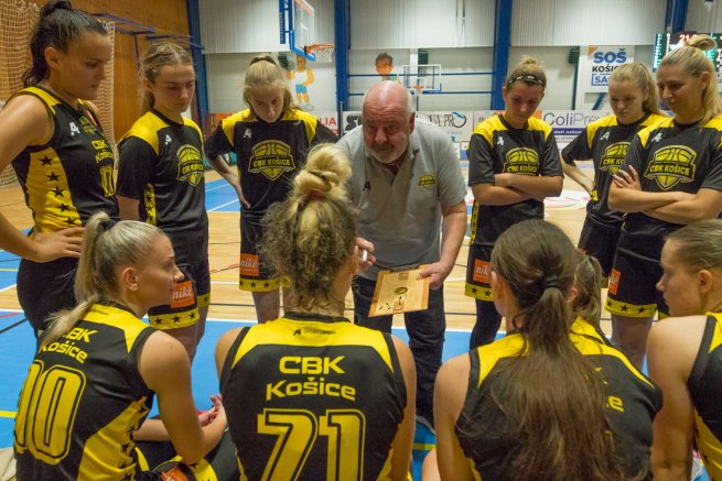 YOUNG ANGELS Košice vs. CBK Košice, tréner Vladimír Karnay a jeho tím (Foto: Jäzva)