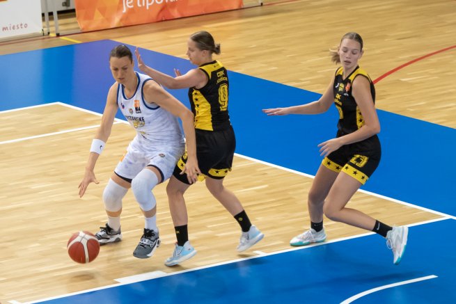 Piešťanské Čajky vs. CBK Košice, Jurčenková (12) vs. Nigutová (9) (Foto: Laco Duračka)