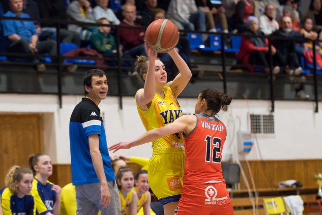 YOUNG ANGELS Košice vs. BK ŠKP 08 Banská Bystrica, Barbora Bohušová (8) vs. Laura Van Dalen (12) (Foto: Jäzva)