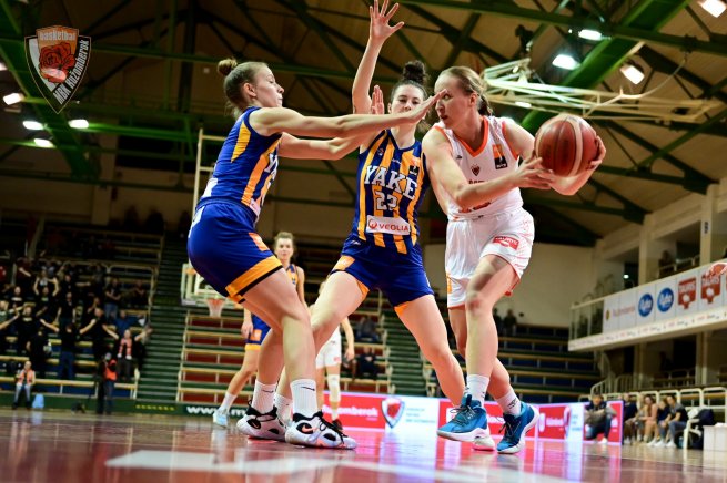 MBK Ružomberok vs. YOUNG ANGELS Košice, Mária Štefančová (15) vs. Ema Szmereková (4) a Hana Jakubčeková (22) (Foto: Rudo Maškurica)