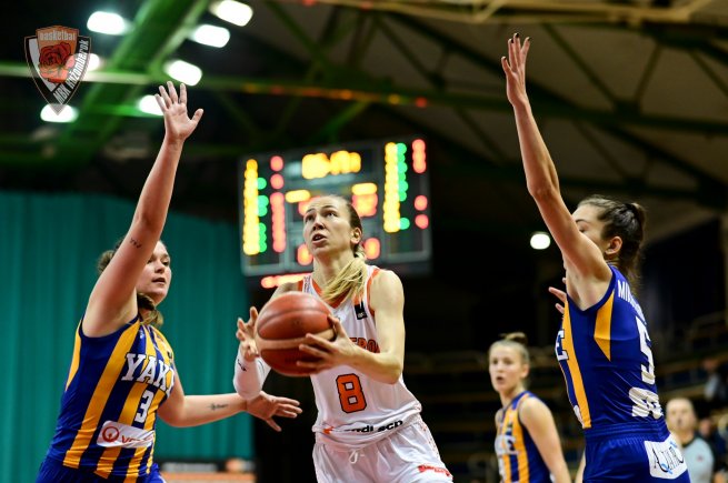 YOUNG ANGELS Košice vs. MBK Ružomberok, Lucia Hadačová (8) vs. Vanda Kristlová (3) a Diana Mikovčáková (5) (Foto: Rudo Maškurica)