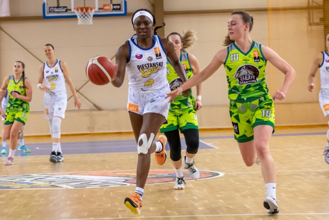 Piešťanské Čajky vs. ŠBK Šamorín, Ke´shunan James (2) (Foto: Laco Duračka)