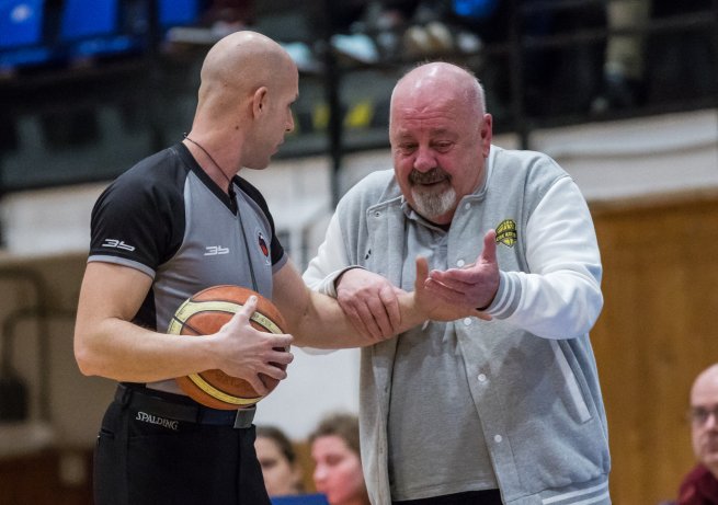 Vladimír Karnay, tréner CBK Košice, v debate s rozhodcom (Foto: Jäzva)