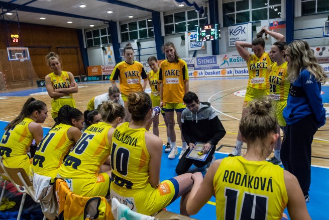 tréner Radko Dvorščák a jeho zverenkyne, YOUNG ANGELS Košice (Foto: Jäzva)