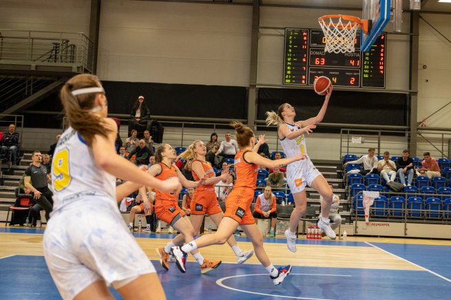 Piešťanské Čajky vs. MBK Ružomberok, Nataša Taušová (11) (Foto: Laco Duračka)