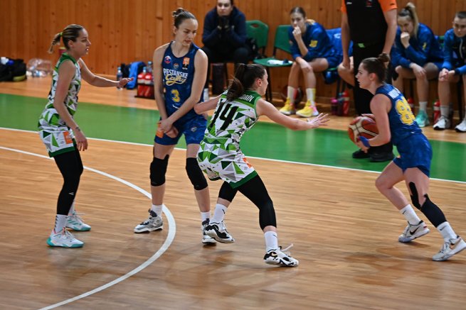 ŠBK Šamorín vs. Piešťanské Čajky, Sofia Soóky (14) vs. Natália Martišková (88) (Foto: Ladislav Dobsa)