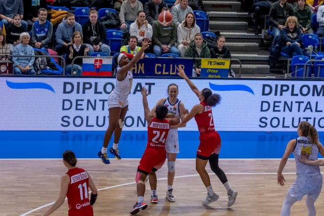 Piešťanské Čajky vs. Slávia Banská Bystrica, Ke´Shunan James (2) (Foto: Laco Duračka)