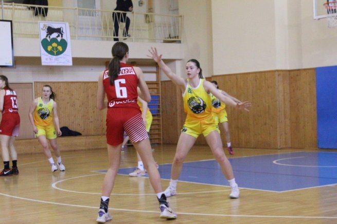 MBK U23 Stará Turá vs. Slávia ŠKP U23 Banská Bystrica, Taušová (22) vs. Podhradská (6) (Foto: fb MBK Stará Turá)