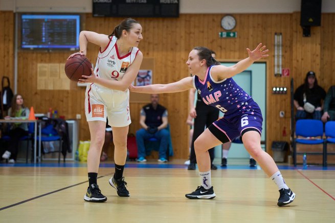 BK ŠK UMB Banská Bystrica vs. BAM Poprad, Mrváňová (9) vs. Vyšňová (6) (Foto: Ivan Golembiovský)