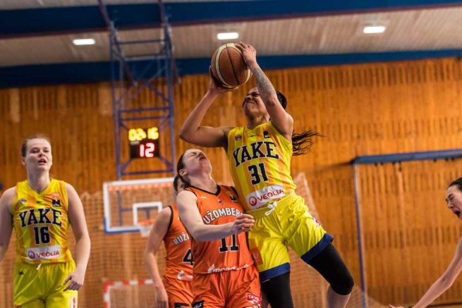 YOUNG ANGELS Košice vs. MBK Ružomberok, Deijah Blanks (31) vs. Alexandra Buknová (11) (Foto: Jäzva)