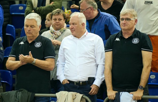 Juraj Koval (v strede), prezident Slávie, Roman Porubský (vpravo) a čestný prezident Slávie Tomáš Klein (vľavo) (Foto: Ivan Golembiovský)