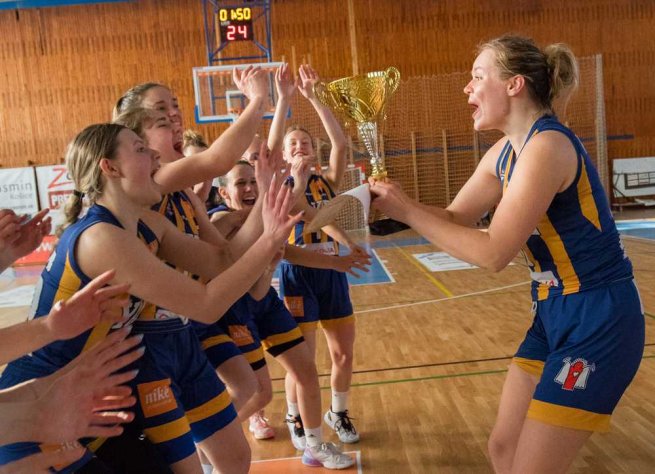 YOUNG ANGELS Košice s pohárom za víťazstvo (Foto: Jäzva)