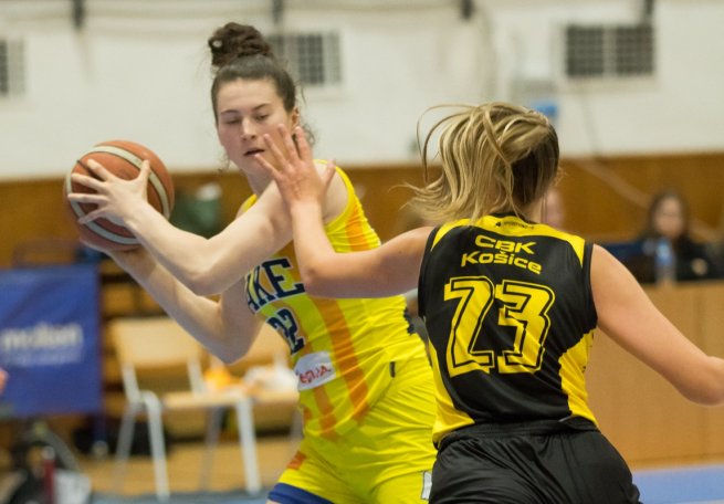 YOUNG ANGELS Košice vs. CBK Košice, Hana Jakubčeková (22) vs. Natália Tomajková (23) (Foto: Jäzva)