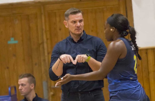 YOUNG ANGELS Košice vs. Piešťanské Čajky, tréner Peter Jankovič (Foto: Jäzva)