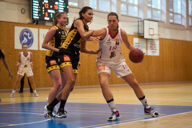 BK ŠK UMB Banská Bystrica vs. CBK Košice, Martina Krajčírová (18) vs. Alexandra Mončeková (20) (Foto: Ivan Golembiovský)