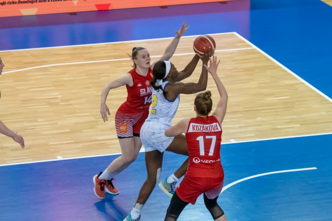 Piešťanské Čajky vs. Slávia Banská Bystrica, Ke´Shunan James (2) vs. Erika Holíková (14) a Vanda Kozáková (17) (Foto: Laco Duračka)