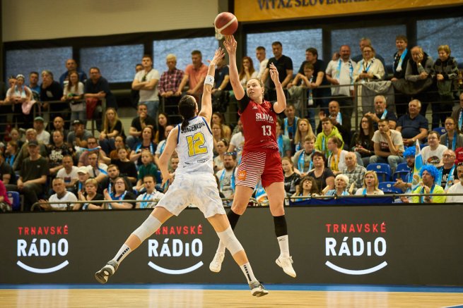 Piešťanské Čajky vs. Slávia banská Bystrica, Anna Jurčenková (12) vs. Žofia Hruščáková (13) (Foto: Ivan Golembiovský)