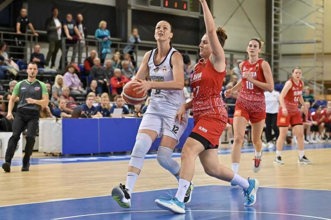 Piešťanské Čajky vs. Slávia Banská Bystrica, Anna Jurčenková (12) (Foto: Laco Duračka)