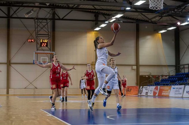 Piešťanské Čajky vs. BK ŠK UMB Banská Bystrica, Ana Mandič (21) (Foto: Laco Duračka)