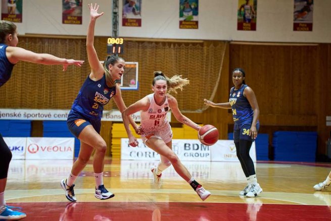 Slávia Banská Bystrica vs. Piešťanské Čajky, Kristýna Brabencová (6) vs. Ana Mandič (21) (Foto: Ivan Golembiovský)