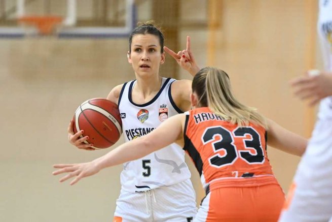 Piešťanské Čajky vs. MBK Ružomberok, Radka Stašová (5) (Foto: Laco Duračka)