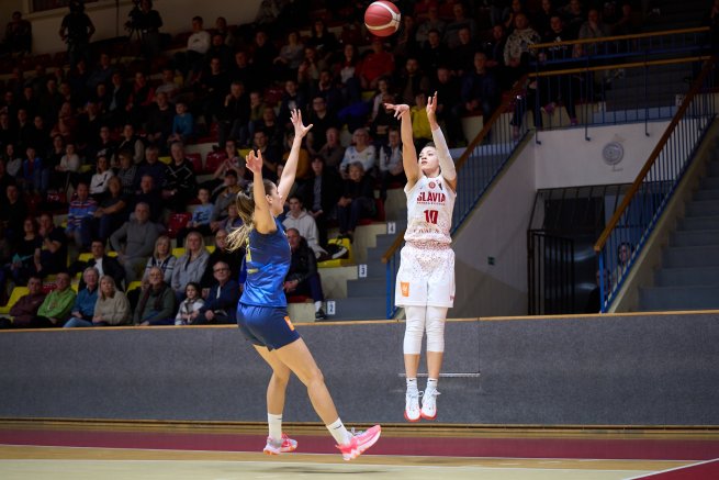 Slávia Banská Bystrica vs. Piešťanské Čajky, Lindsey Pulliam (10) (Foto: Ivan Golembiovský)