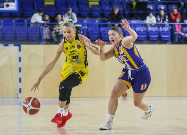 CBK Košice vs. Young Angels Košice, Lucia Kašperanová (10) vs. Kornélia Pomothyová (22) (Foto: Jäzva)