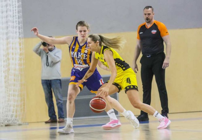 CBK Košice vs. Young Angels Košice, Miroslava Krištofová (4) vs. Tamara Mandelíková (10) (Foto: Jäzva)