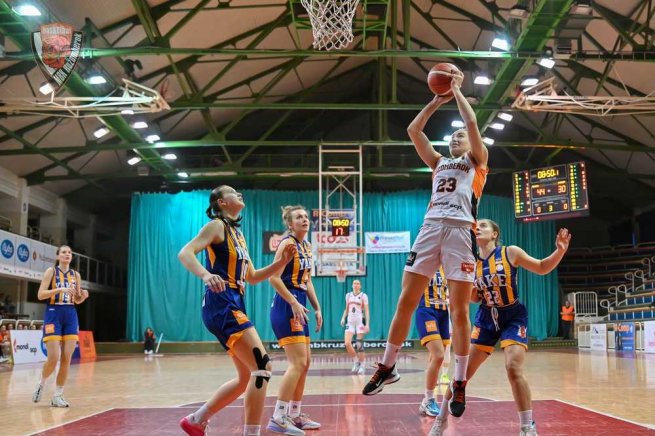 MBK Ružomberok vs. YOUNG ANGELS Košice, Oľga Jackovec (23) (Foto: Rudo Maškurica)